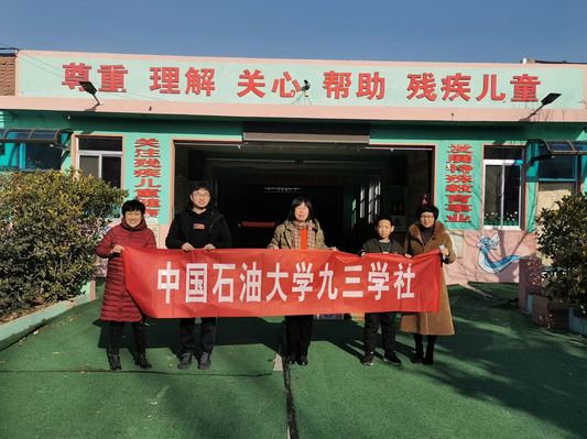 手拉手的爱-外国语学院 江润洁