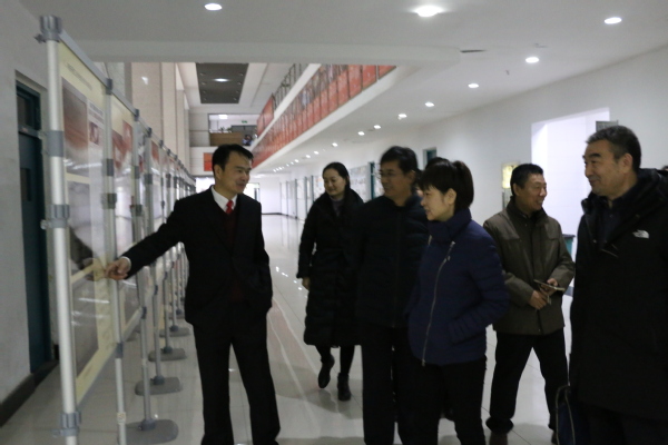 参观地院工会展板