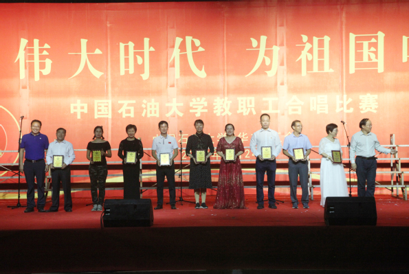 副校长操应长、姚军为获得优秀组织奖单位颁奖