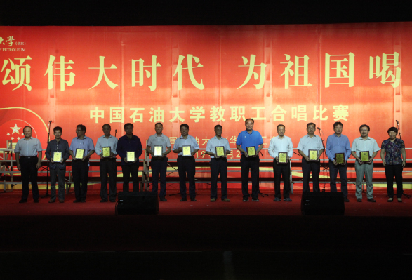 副校长李兆敏、张玲玲为获得二等奖的单位颁奖