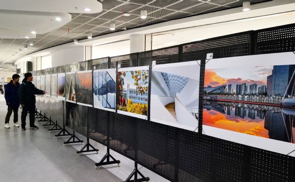 展览吸引众多师生前往欣赏