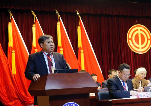 校长郝芳作题为《加强顶层设计 持续攻坚克难 加快推进学校高质量发展》的工作报告 王大勇摄影

